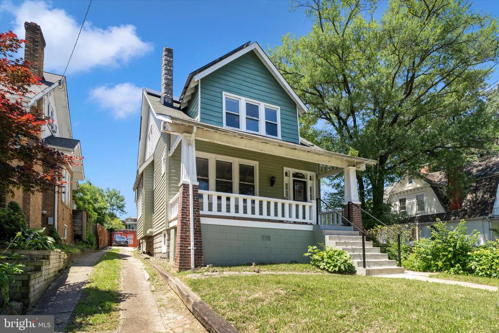 3034 SOUTH DAKOTA AVENUE NE