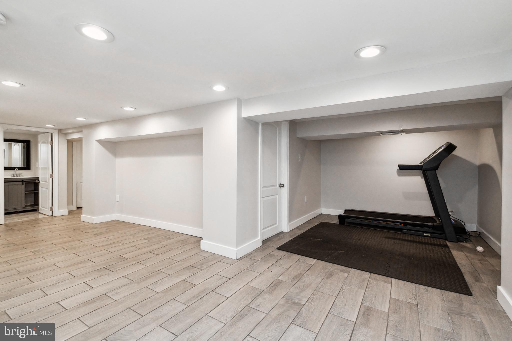 2103 Poplar Grove St