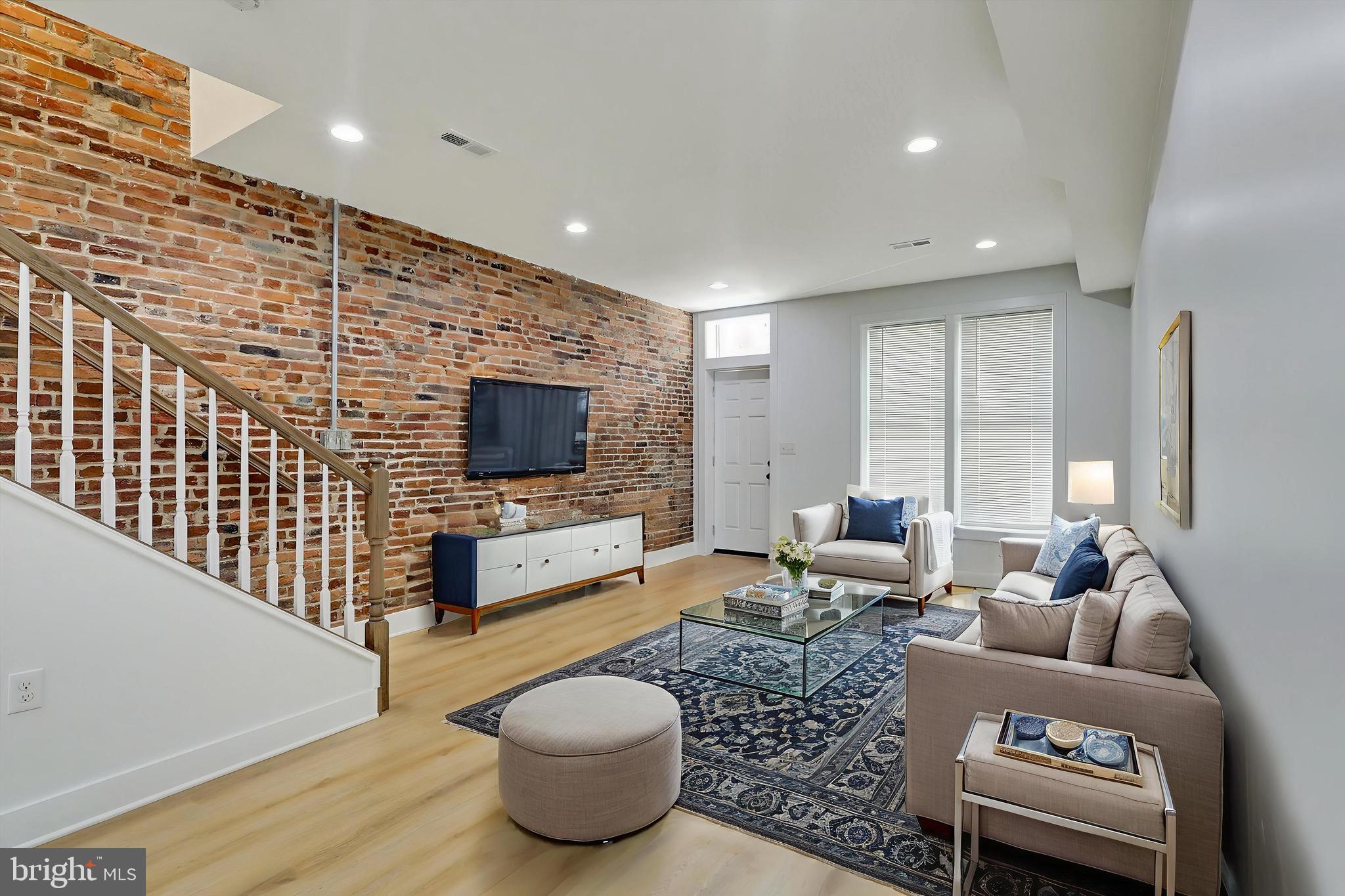 417 N MILTON AVENUE N