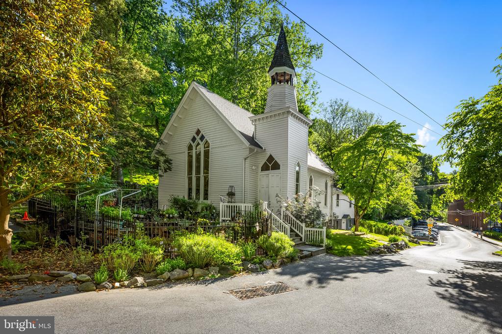 1011 LILLIES LANE