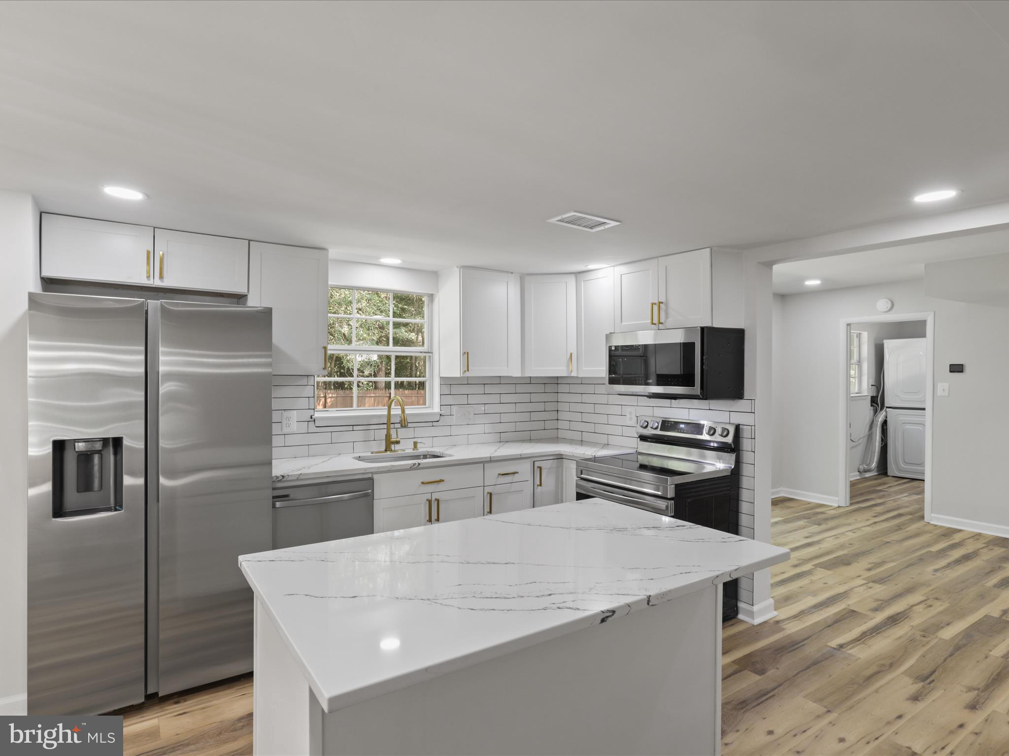 749 UNIVERSITY DRIVE