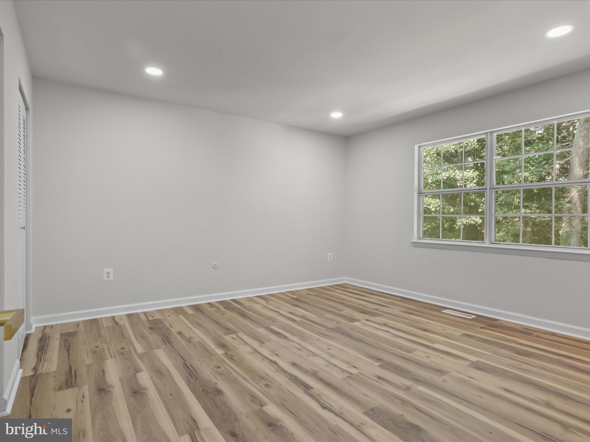 749 UNIVERSITY DRIVE