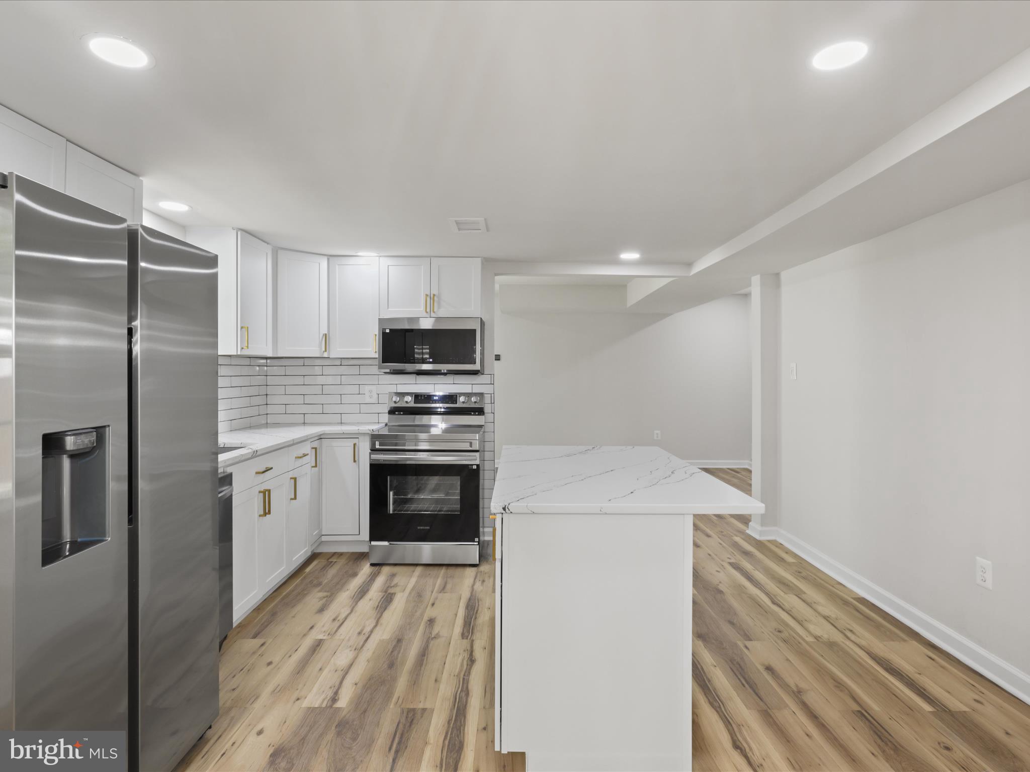 749 UNIVERSITY DRIVE