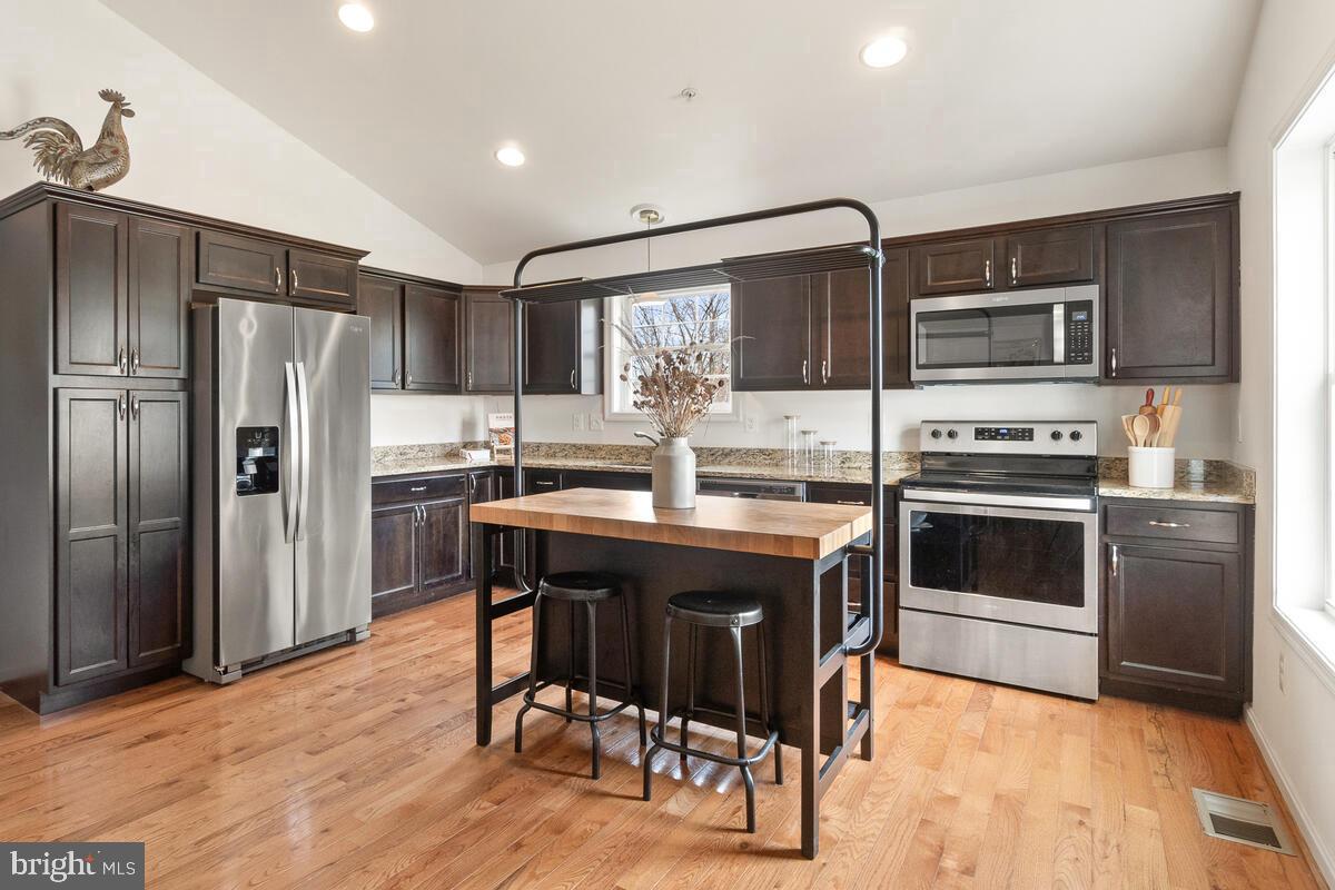 813 E E STREET
