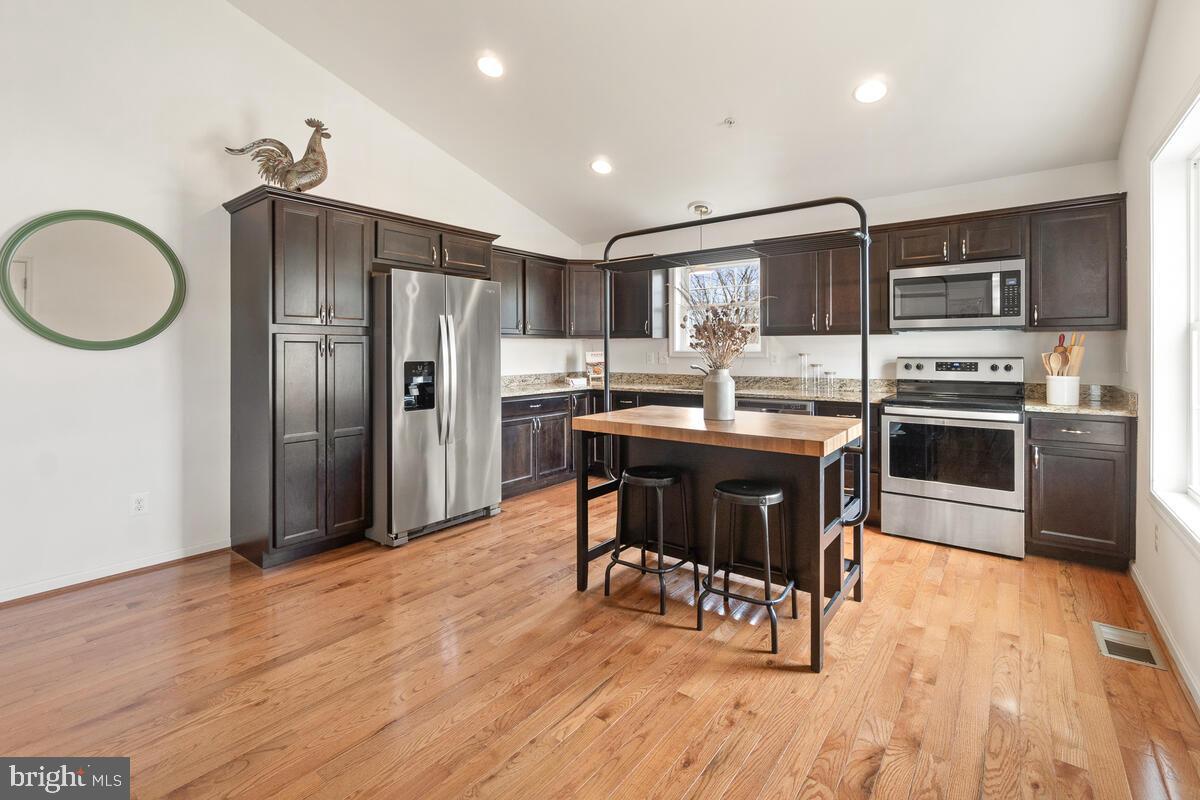 813 E E STREET