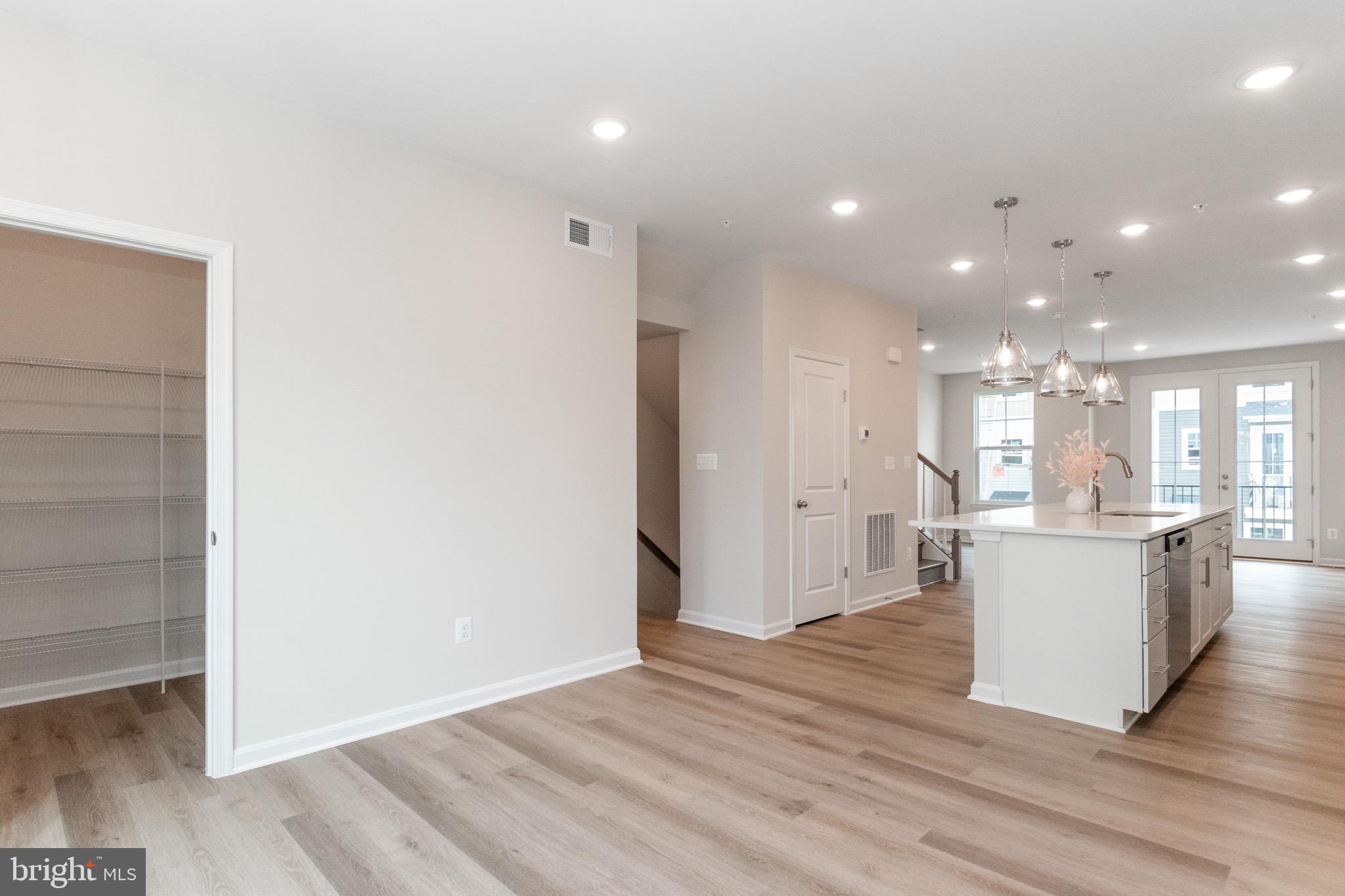 2553 HOPTON LN