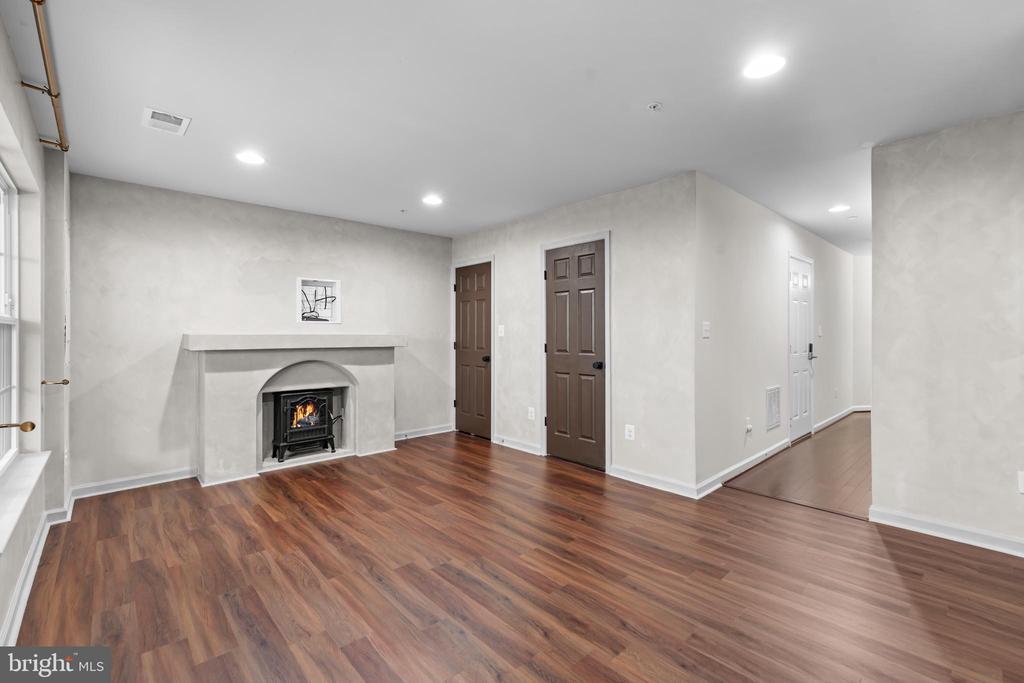 5957 Whelan Ln