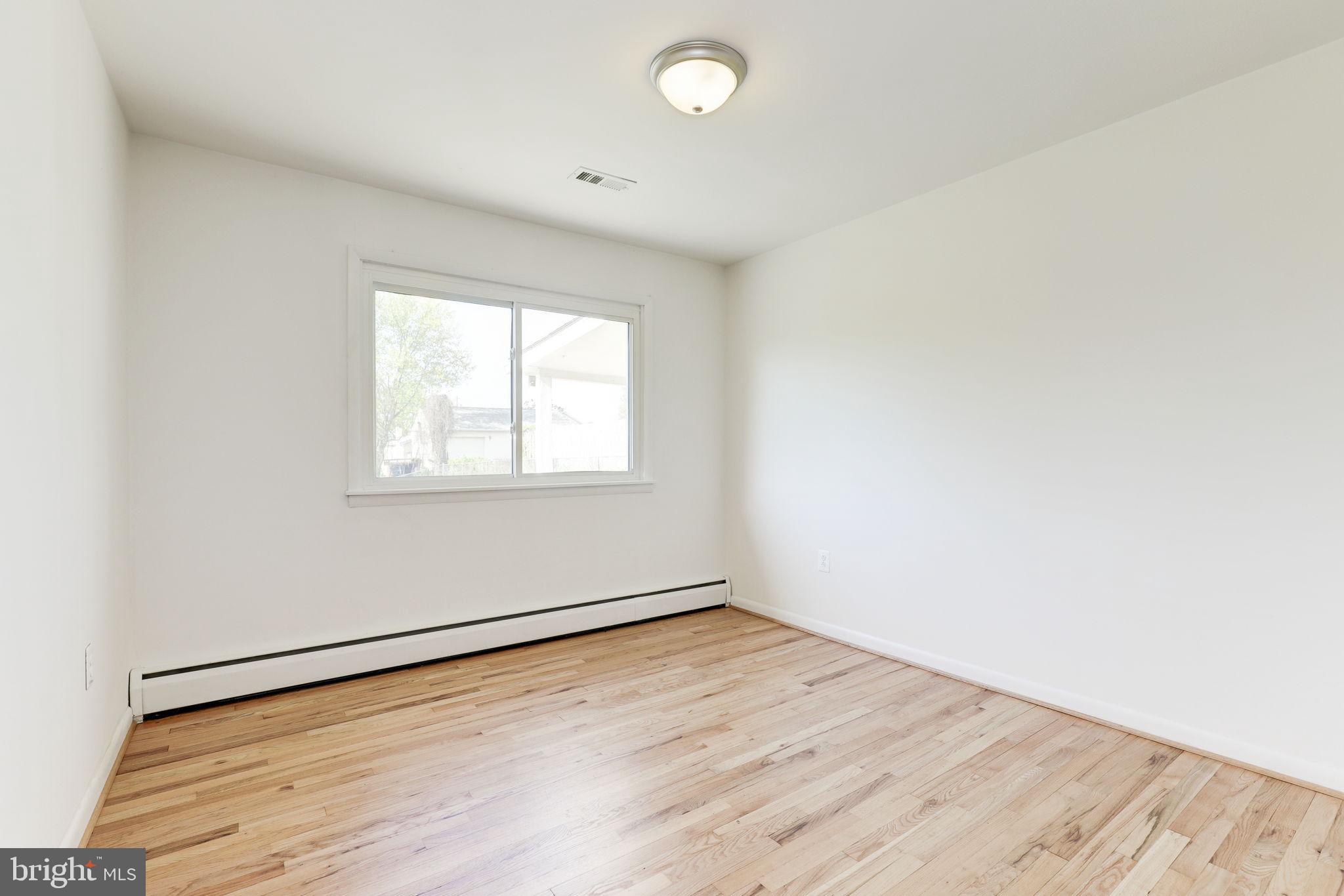 910 E F St