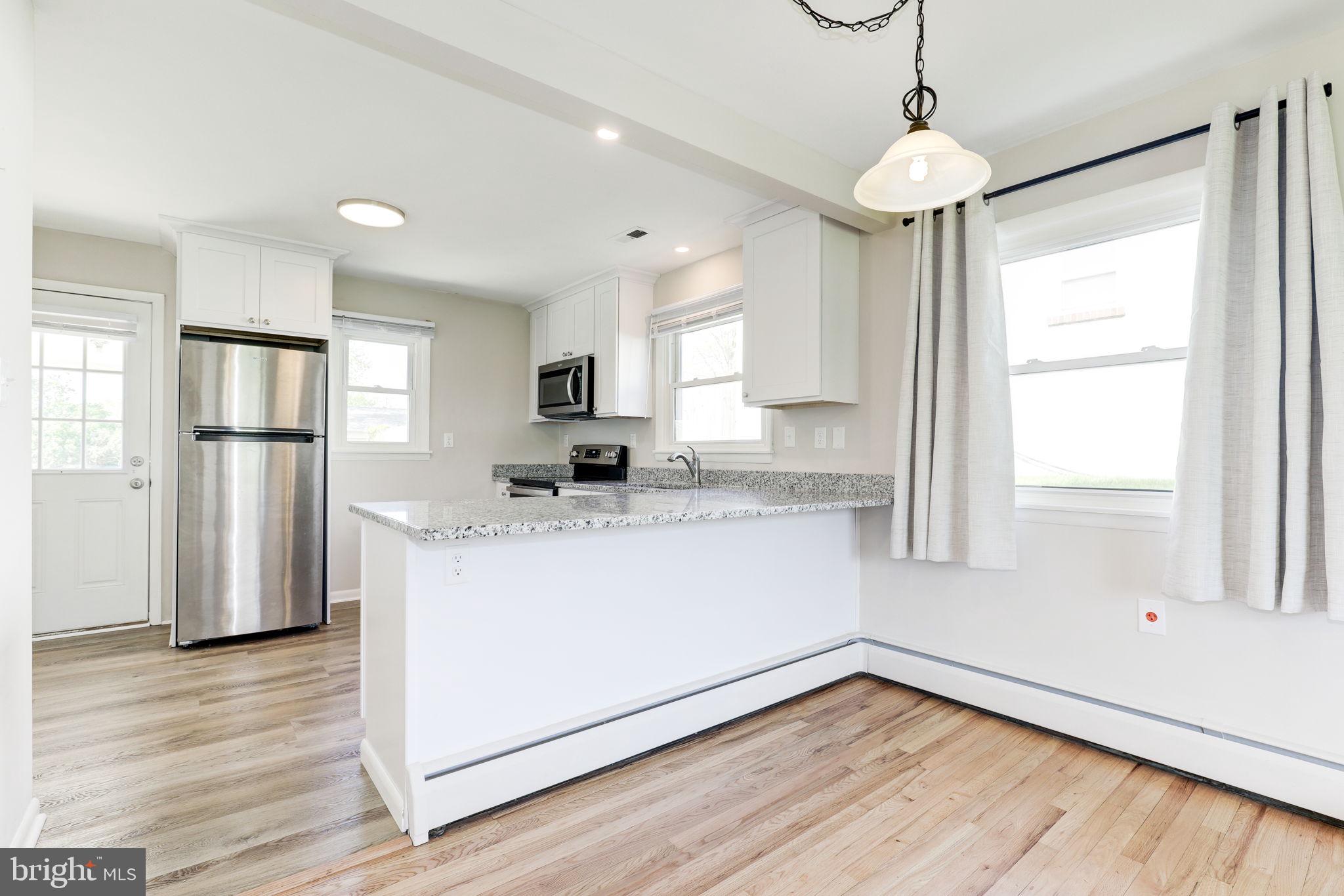 910 E F St