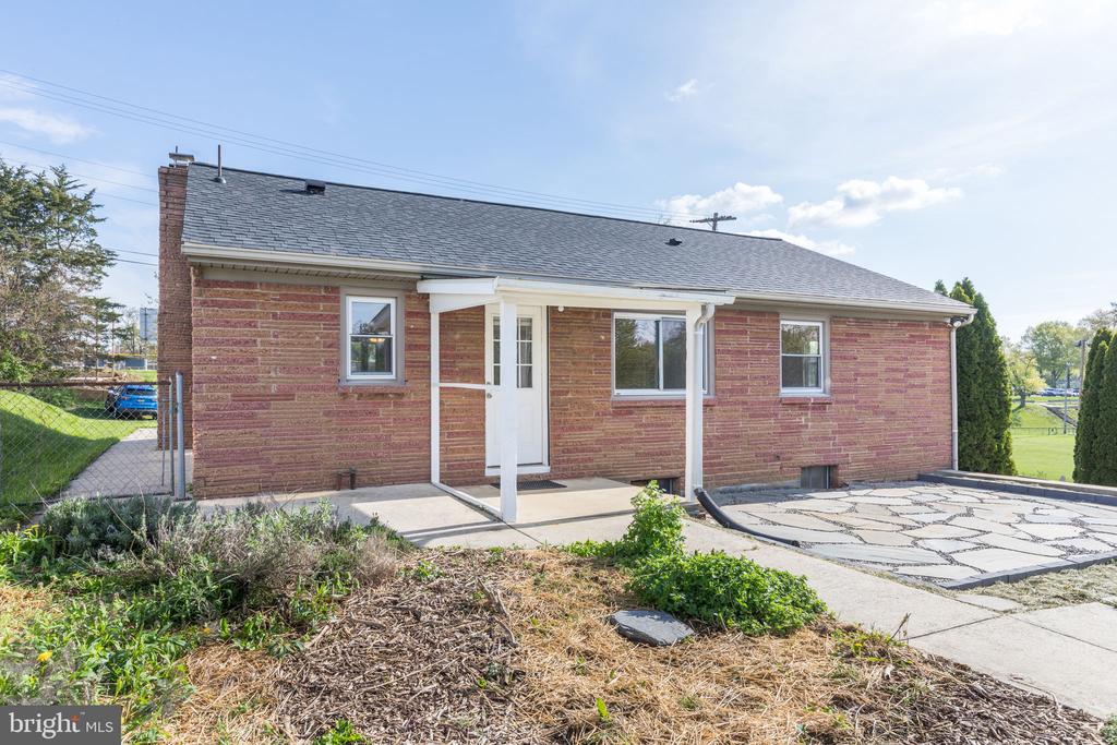 910 E F St