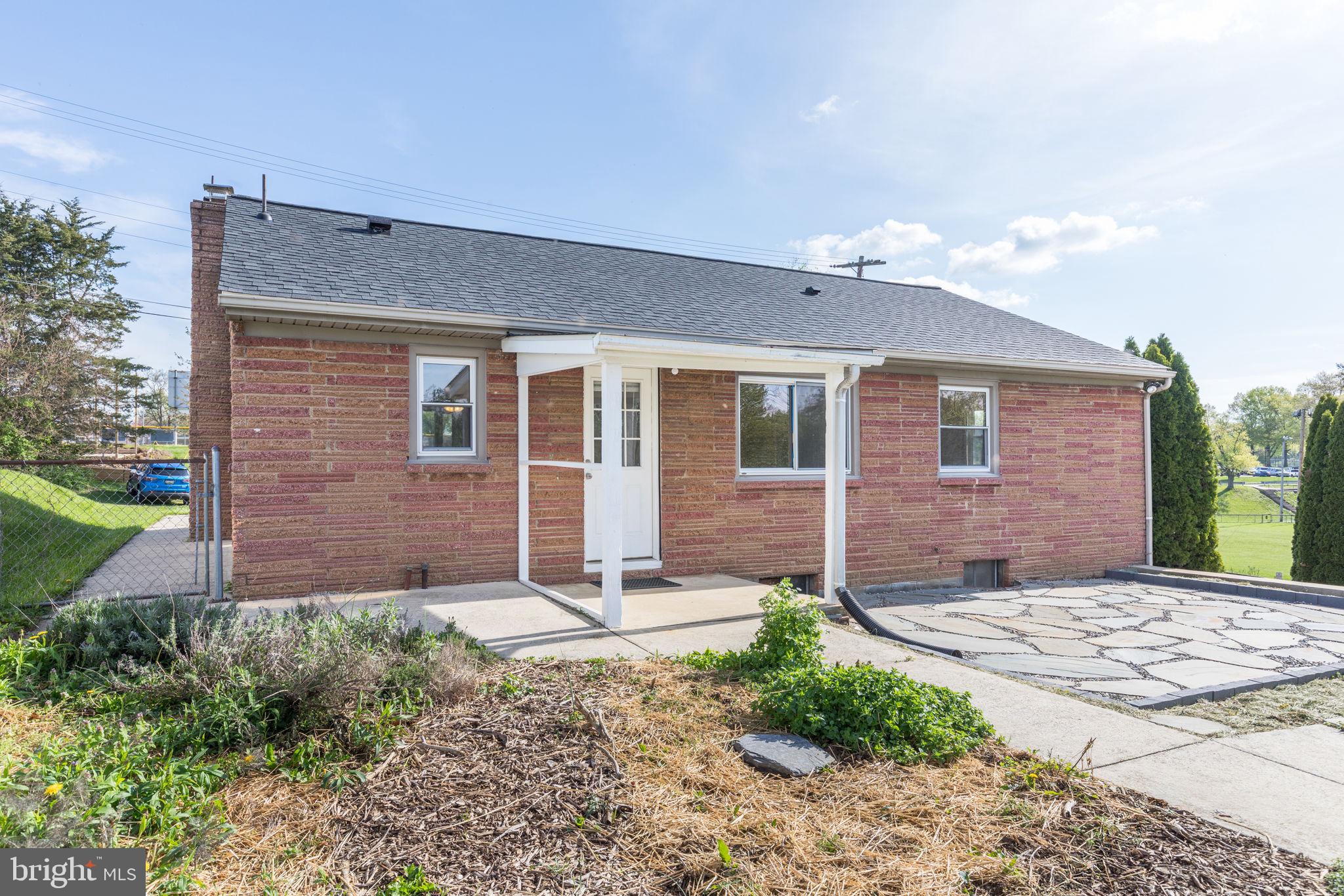 910 E F St