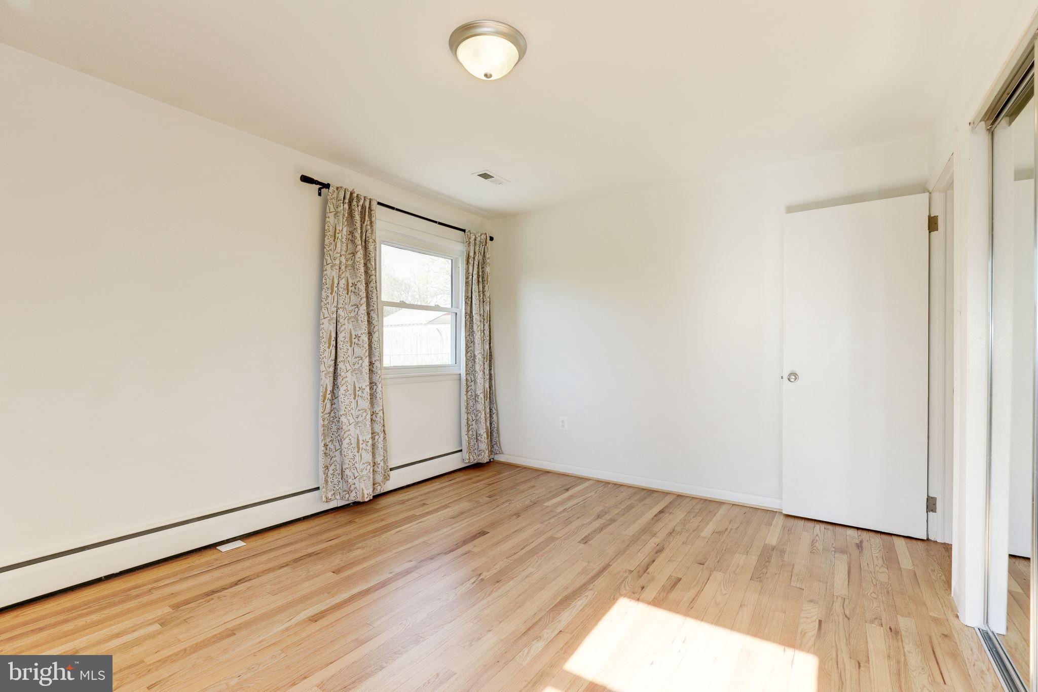 910 E F St