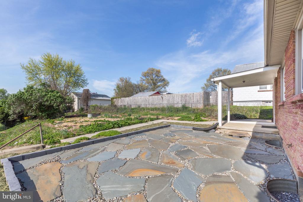 910 E F St