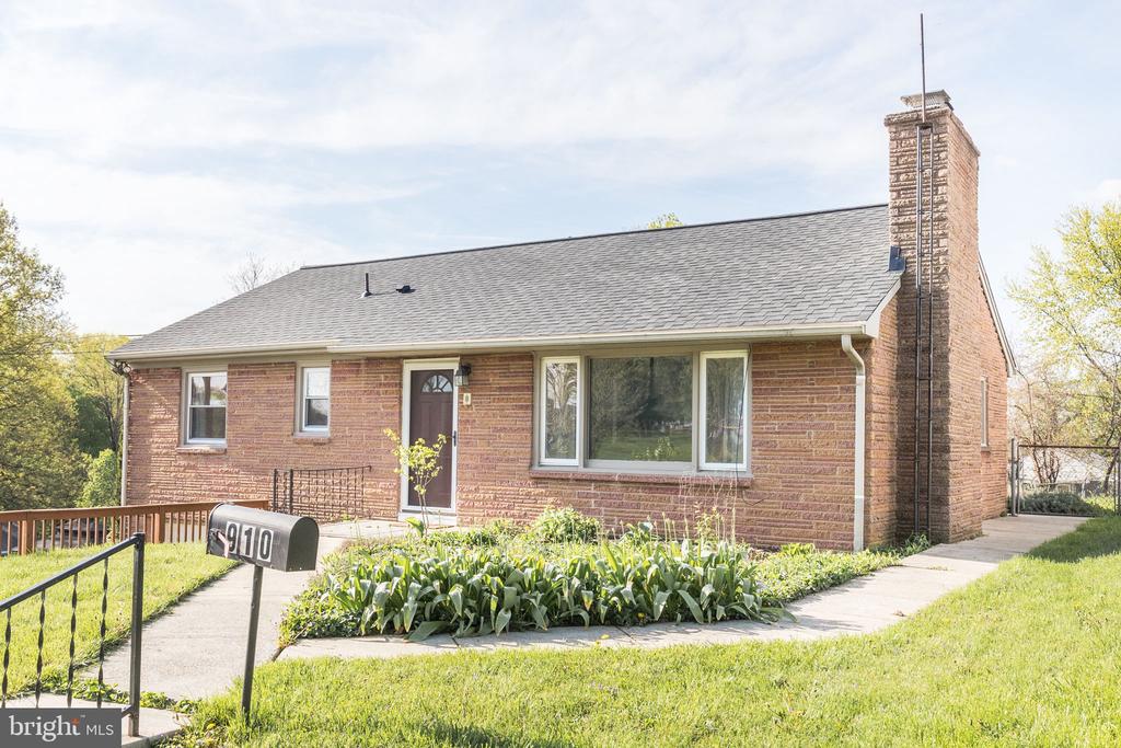 910 E F St