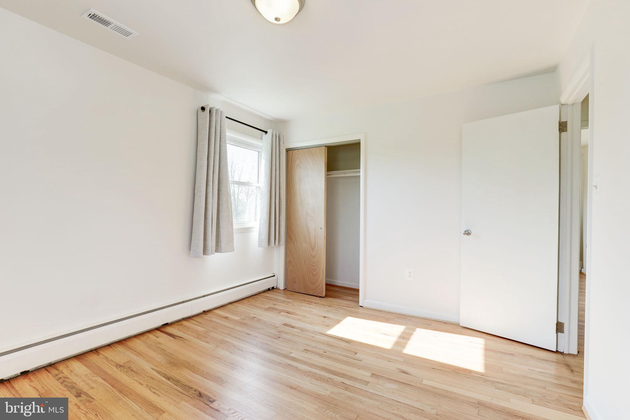 910 E F St