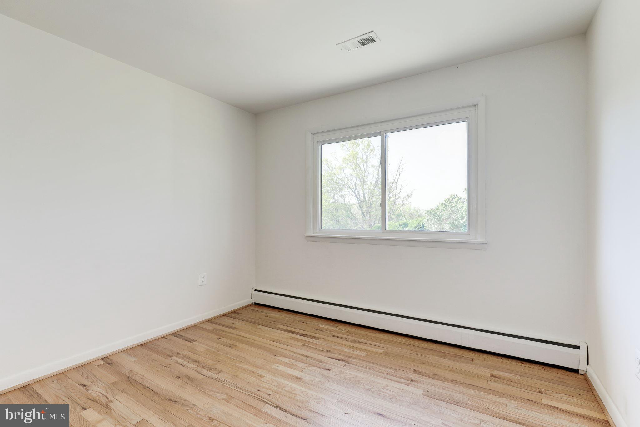 910 E F St