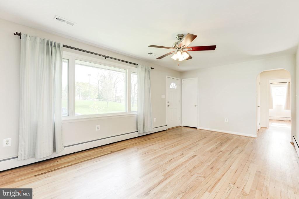 910 E F St