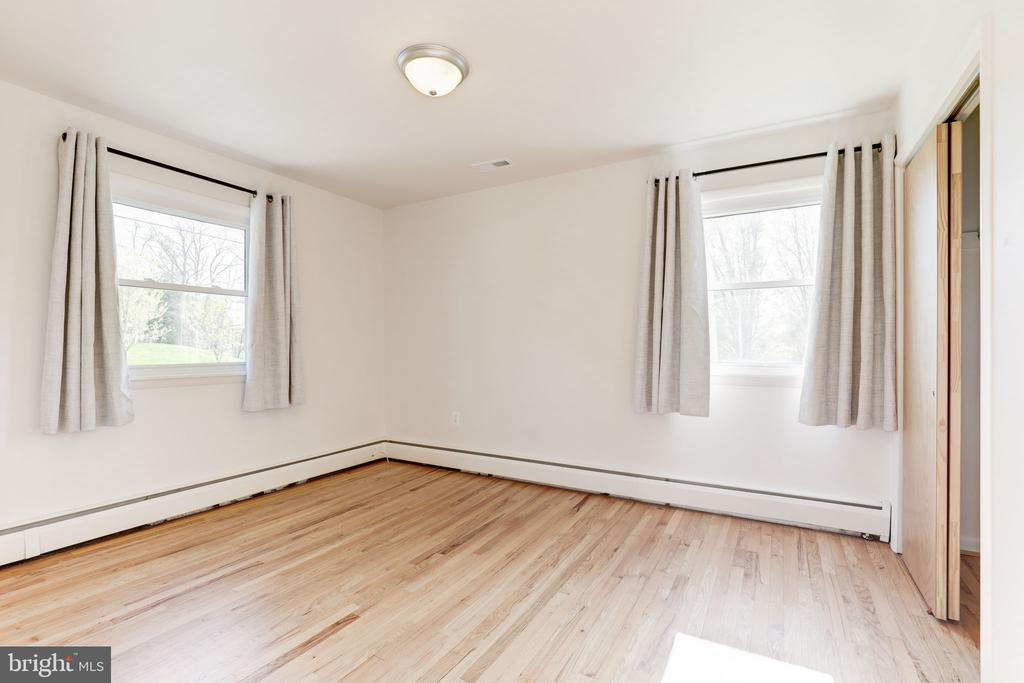 910 E F St