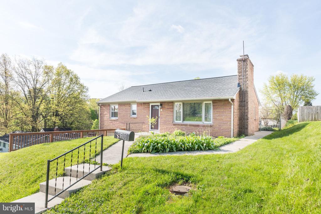 910 E F St