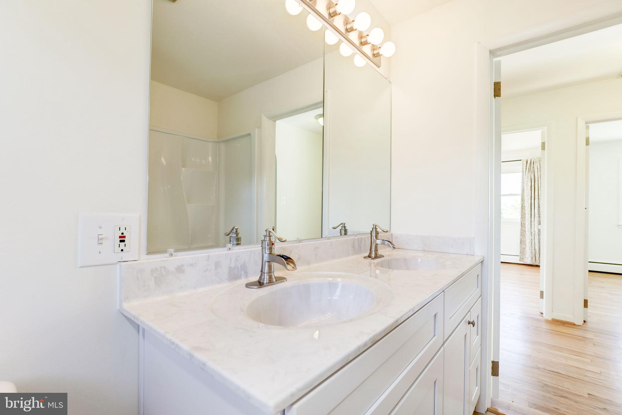 910 E F St