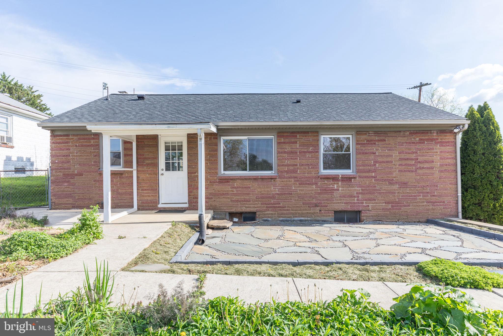 910 E F St
