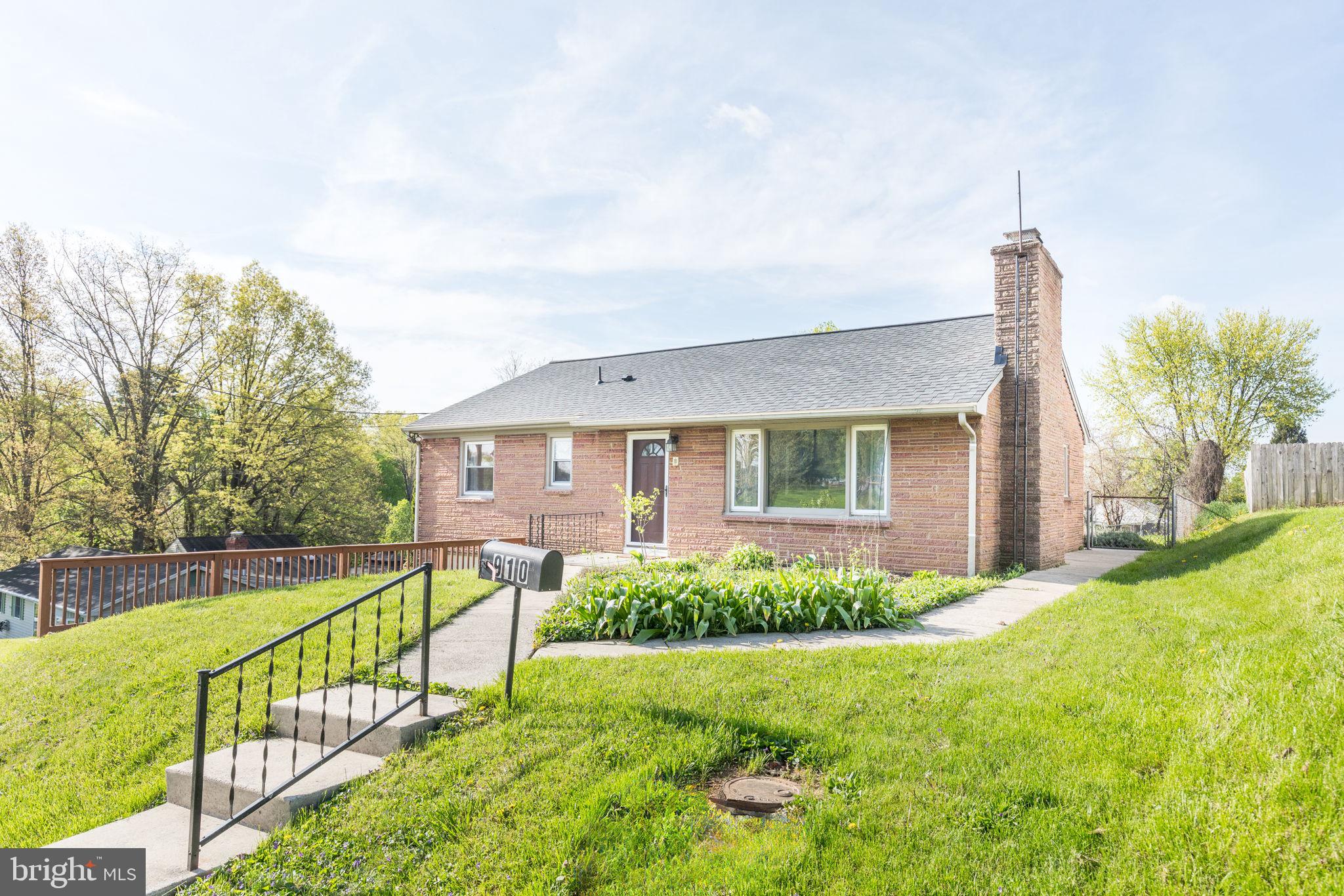 910 E F St