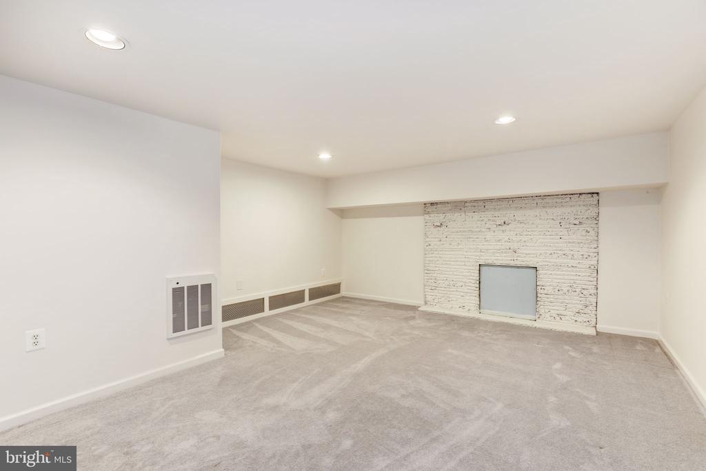 910 E F St