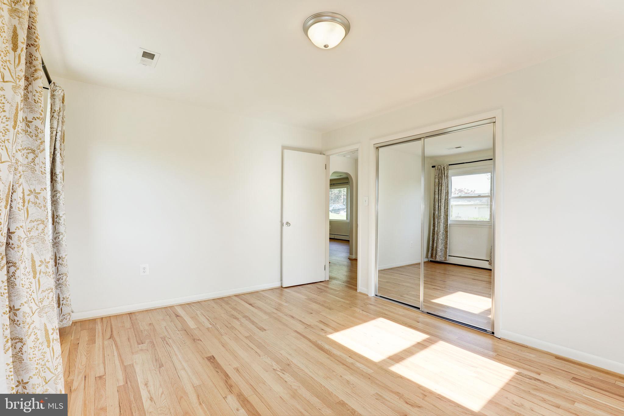 910 E F St