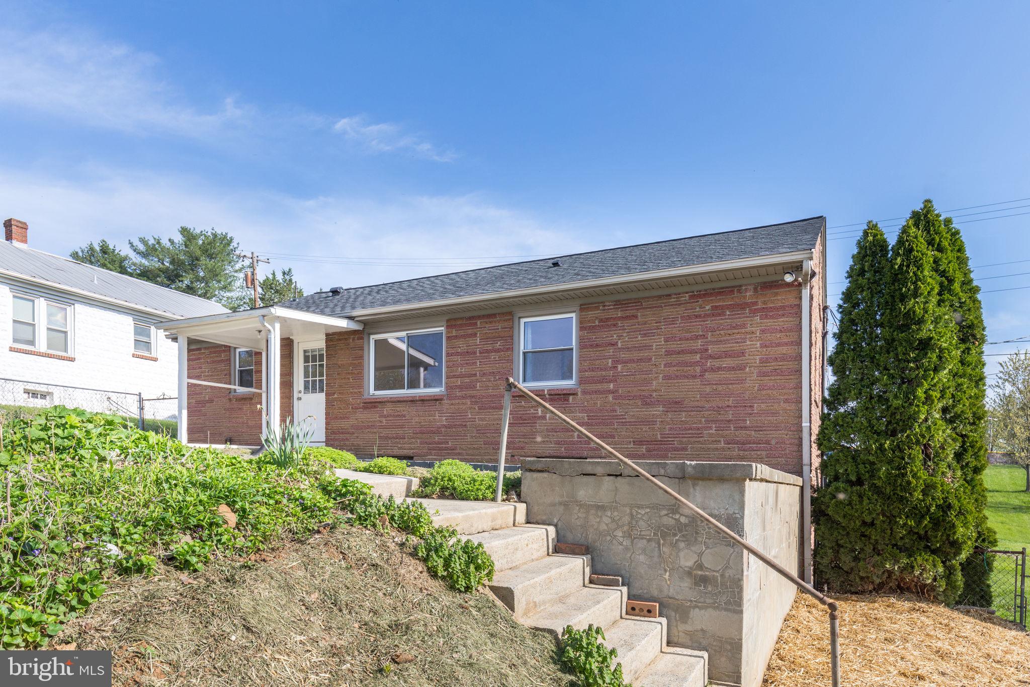 910 E F St