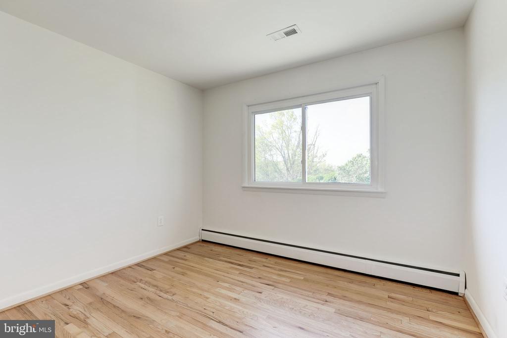 910 E F St