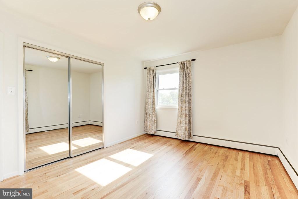 910 E F St