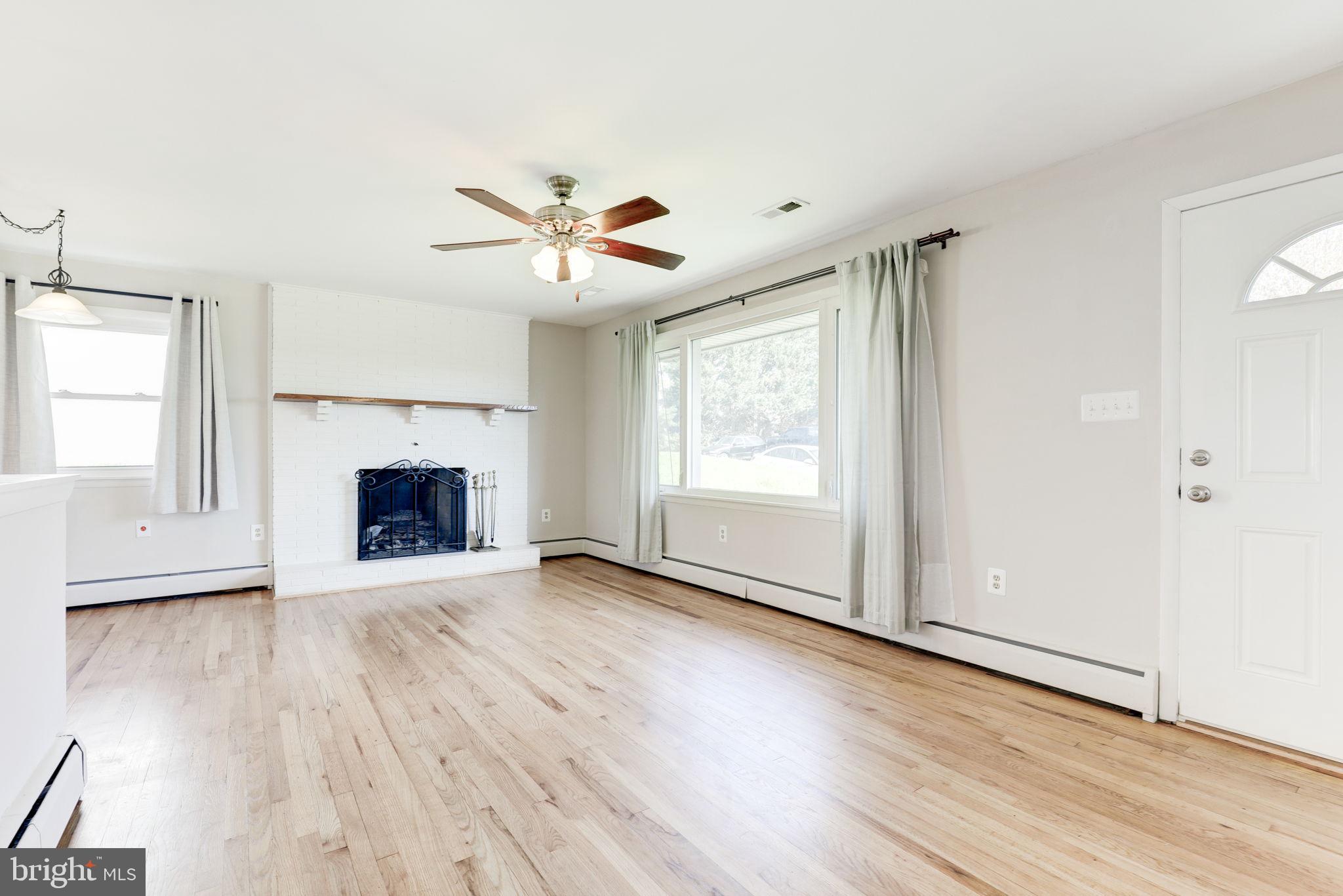 910 E F St