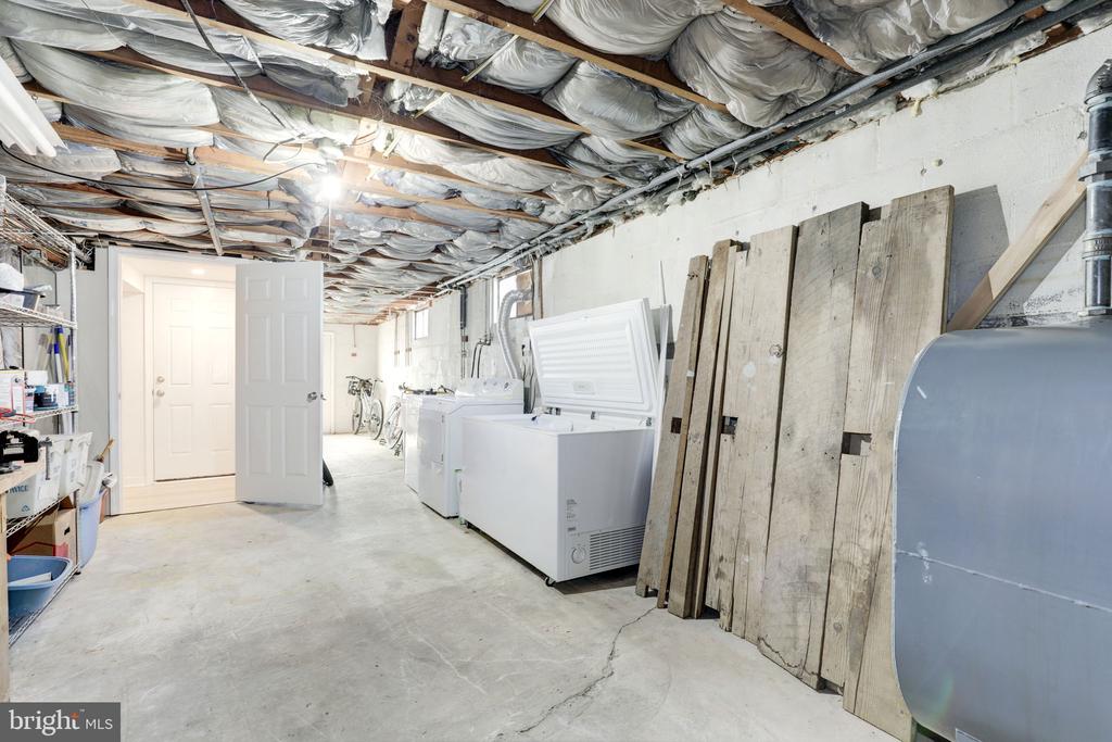 910 E F St