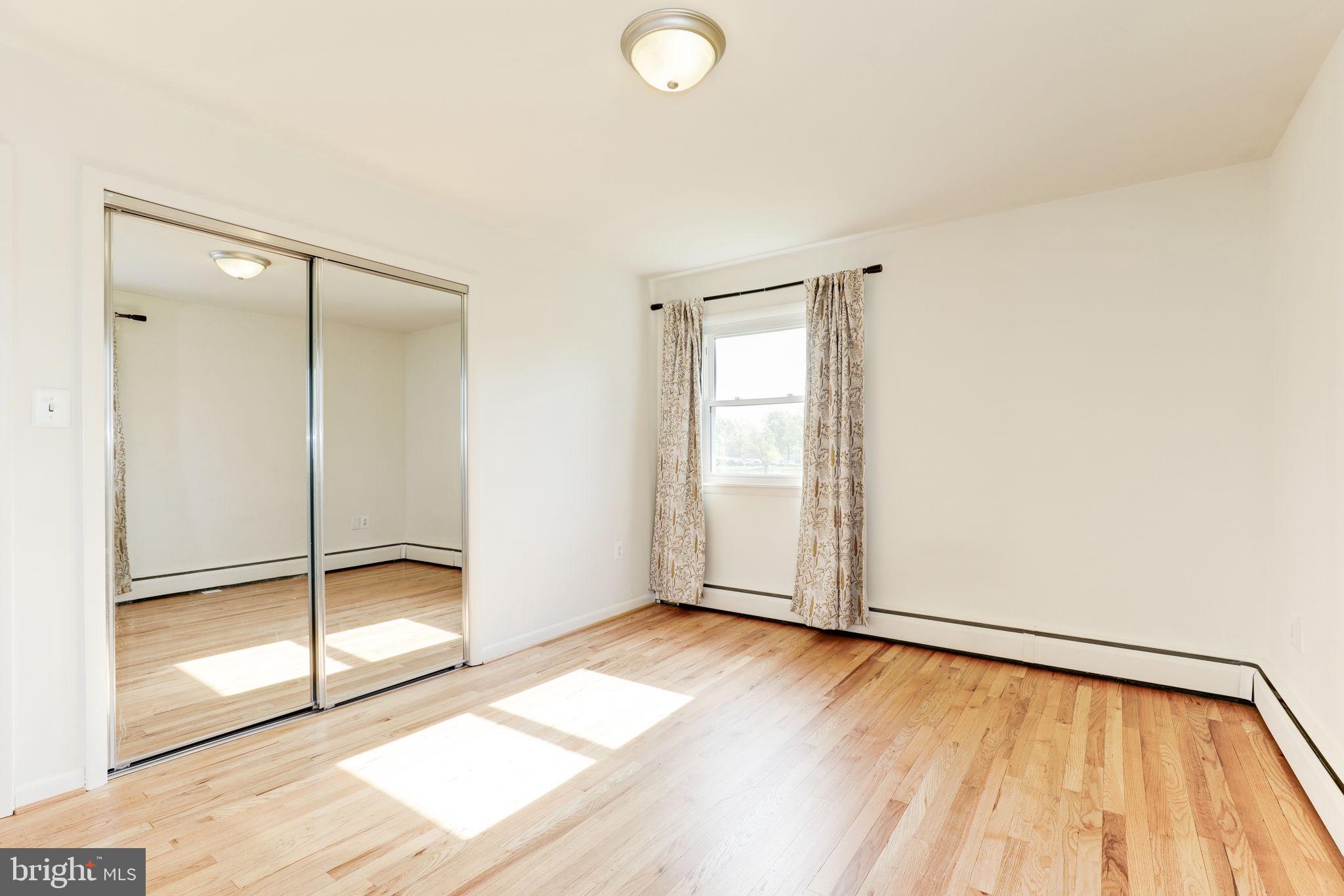 910 E F St