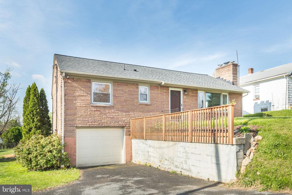 910 E F St