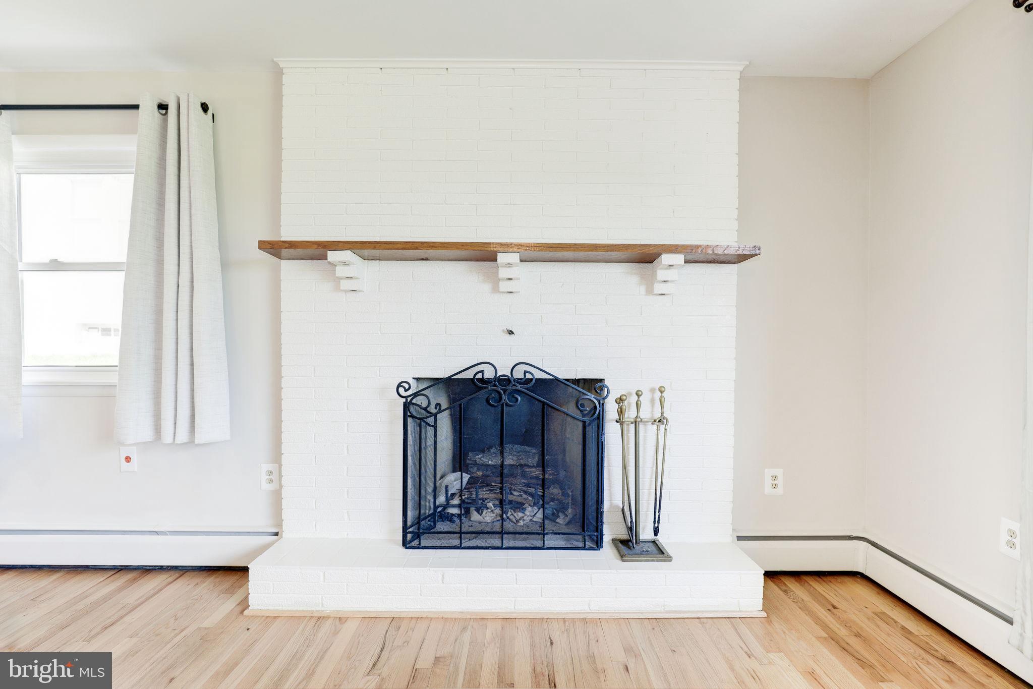 910 E F St