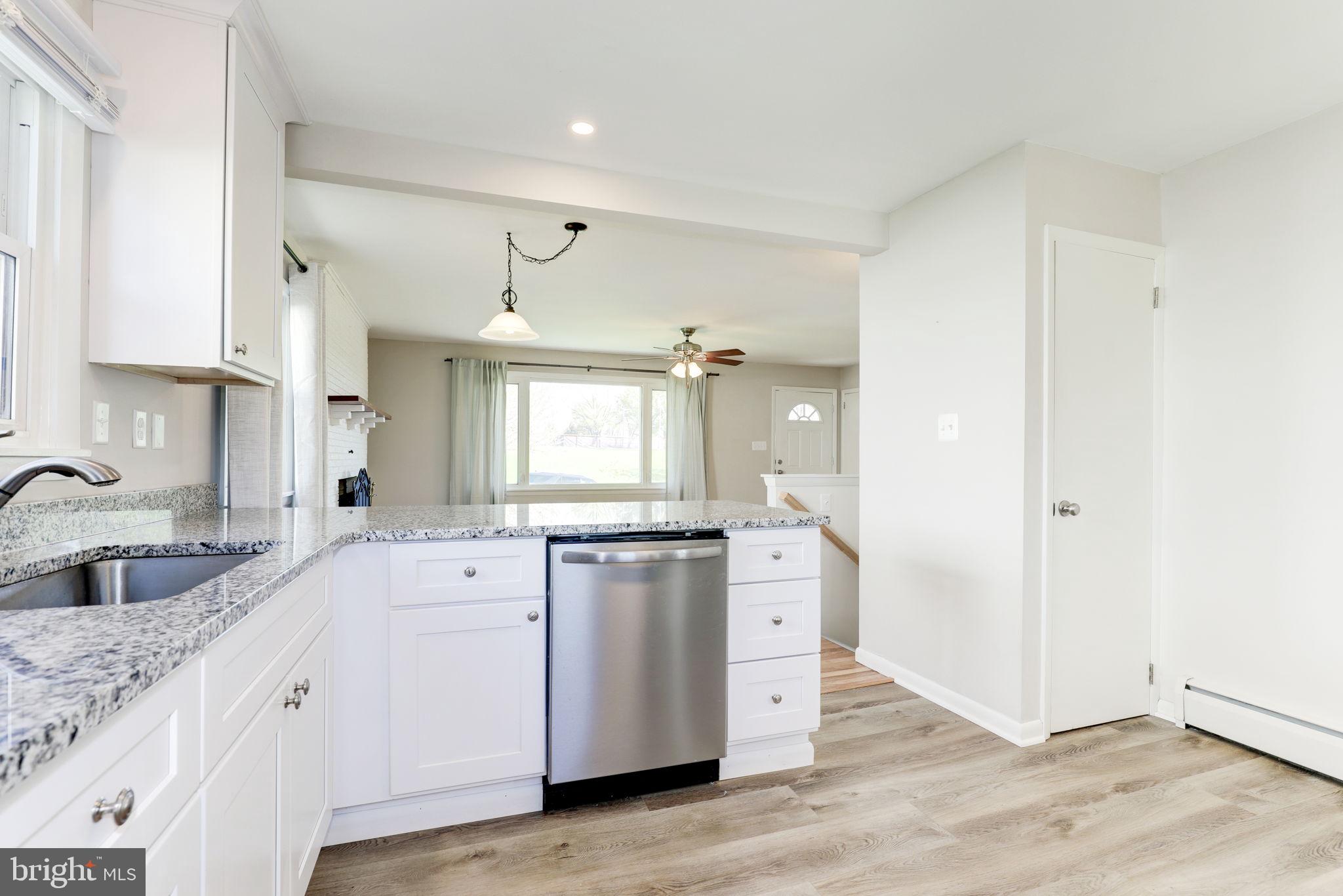 910 E F St
