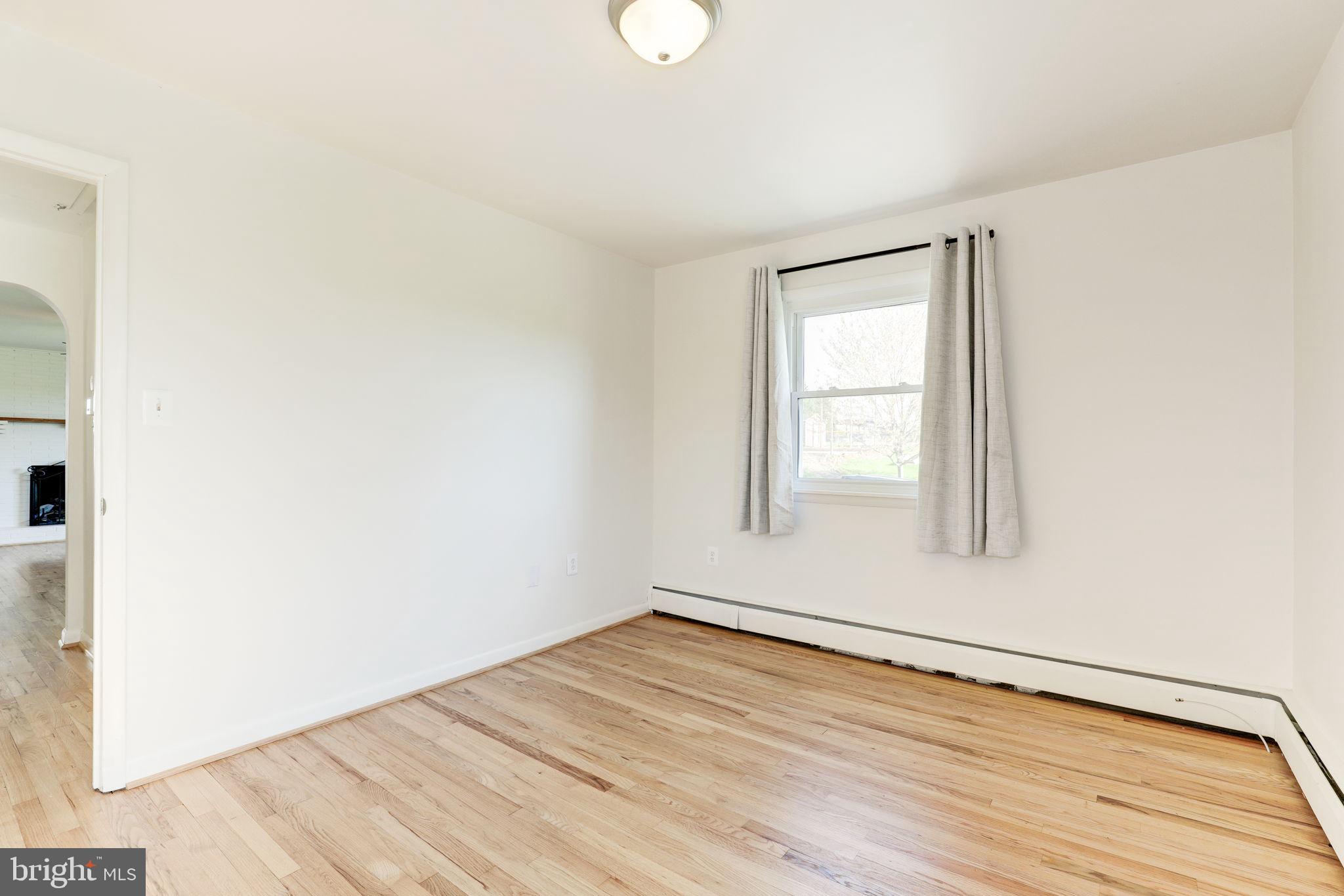 910 E F St