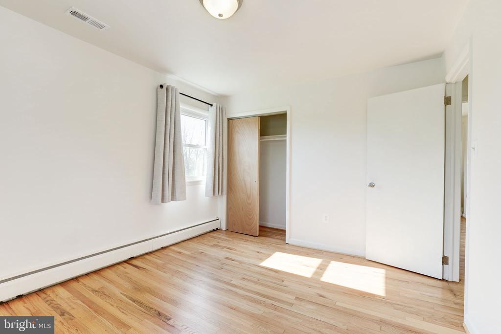 910 E F St