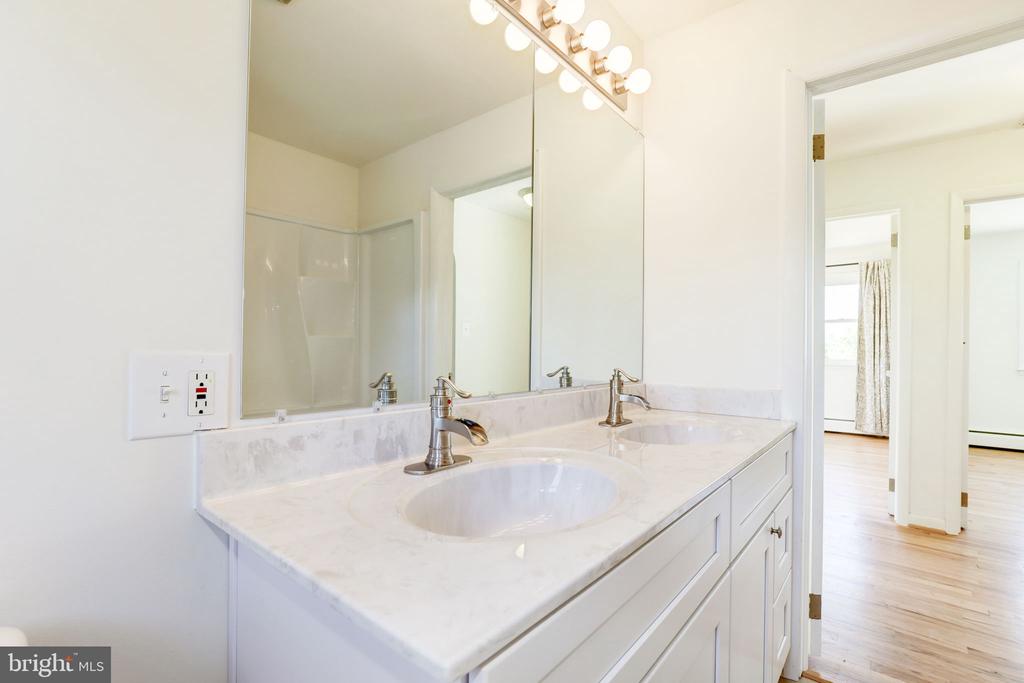 910 E F St