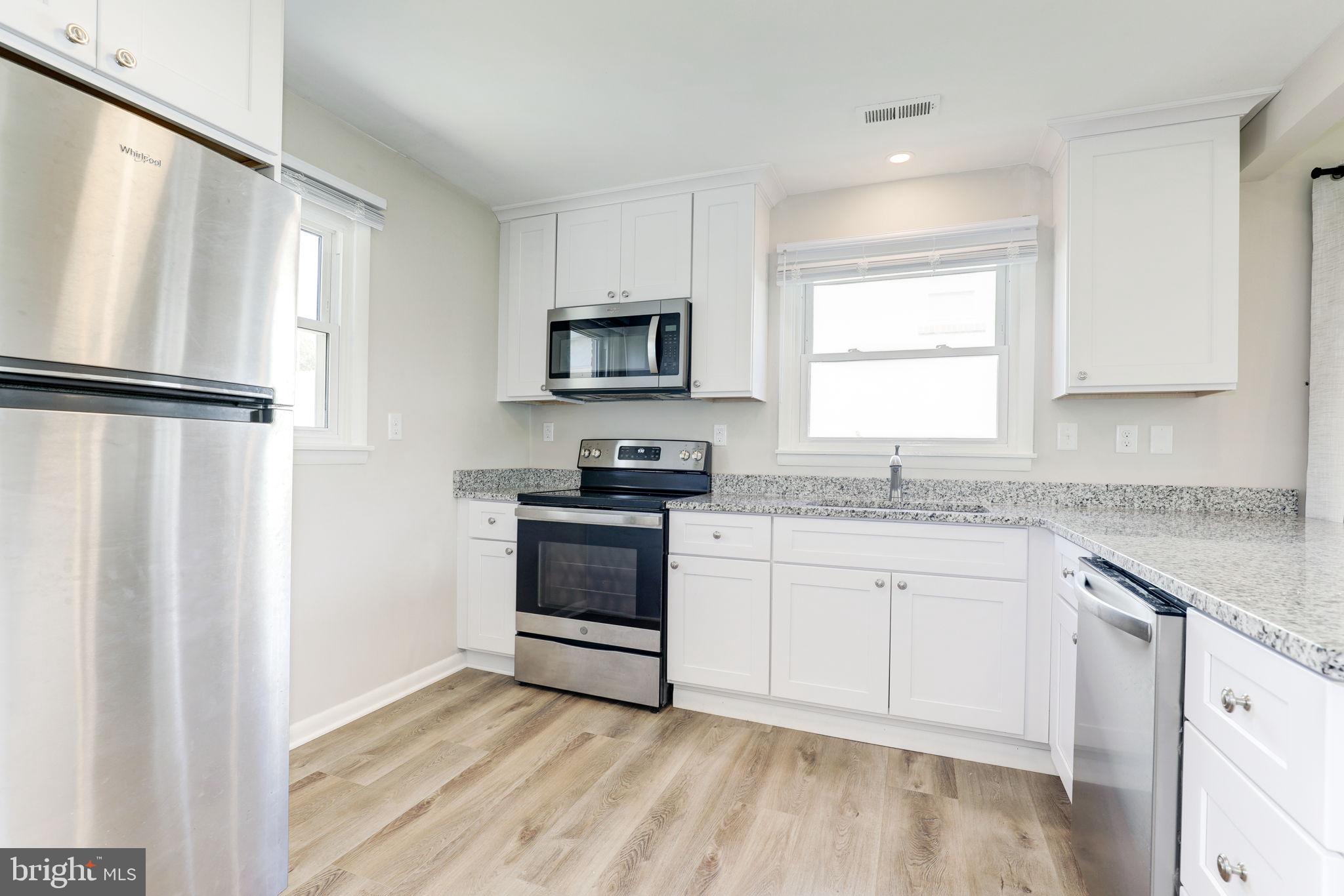 910 E F St