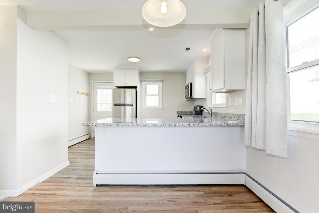 910 E F St