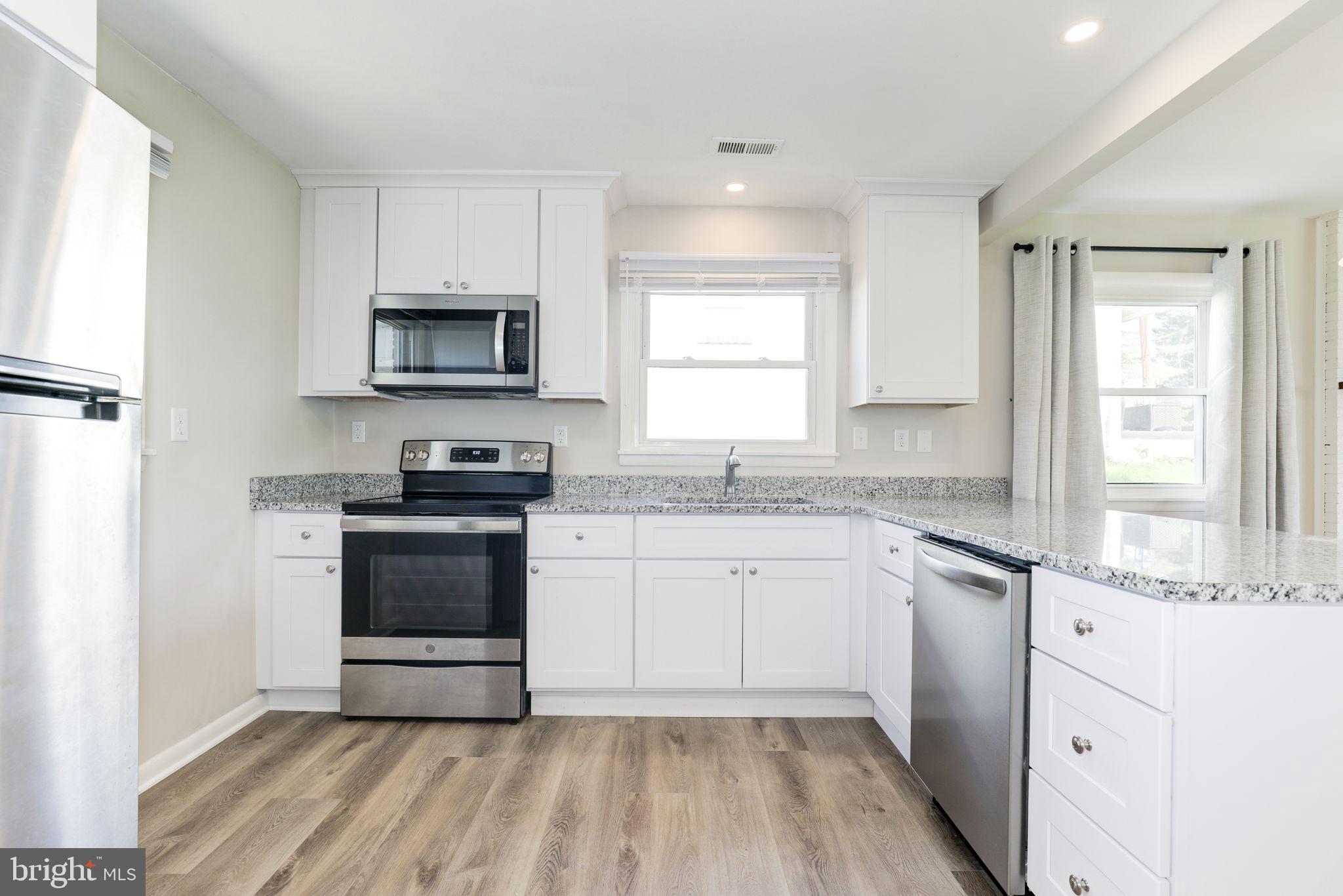 910 E F St