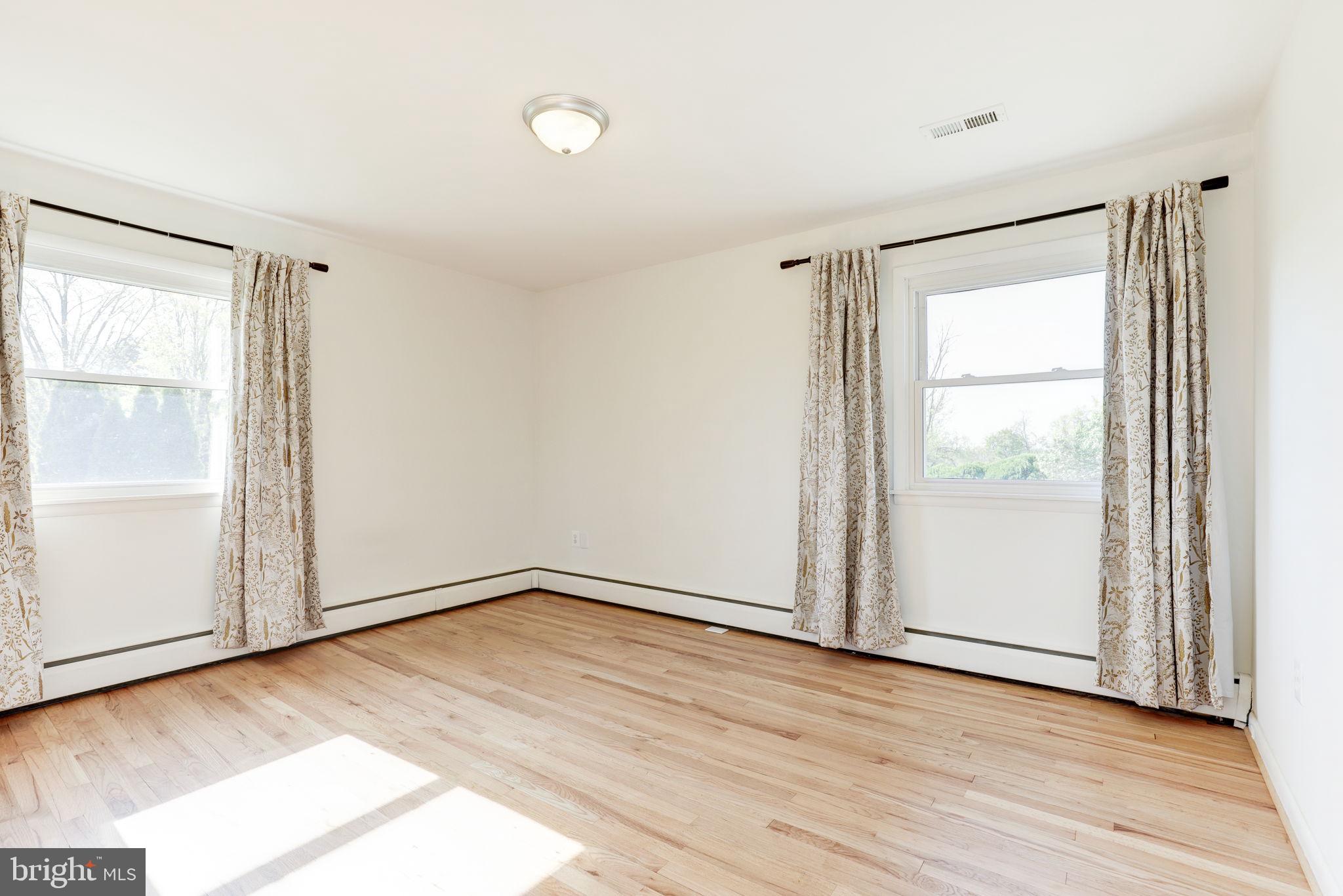 910 E F St