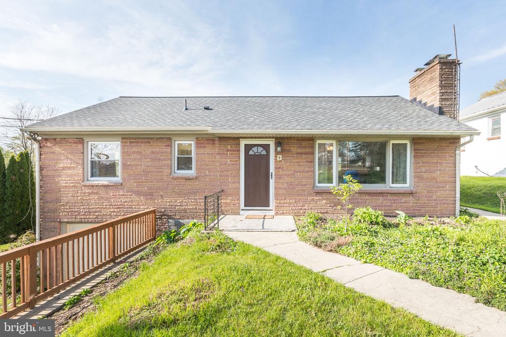 910 E F St