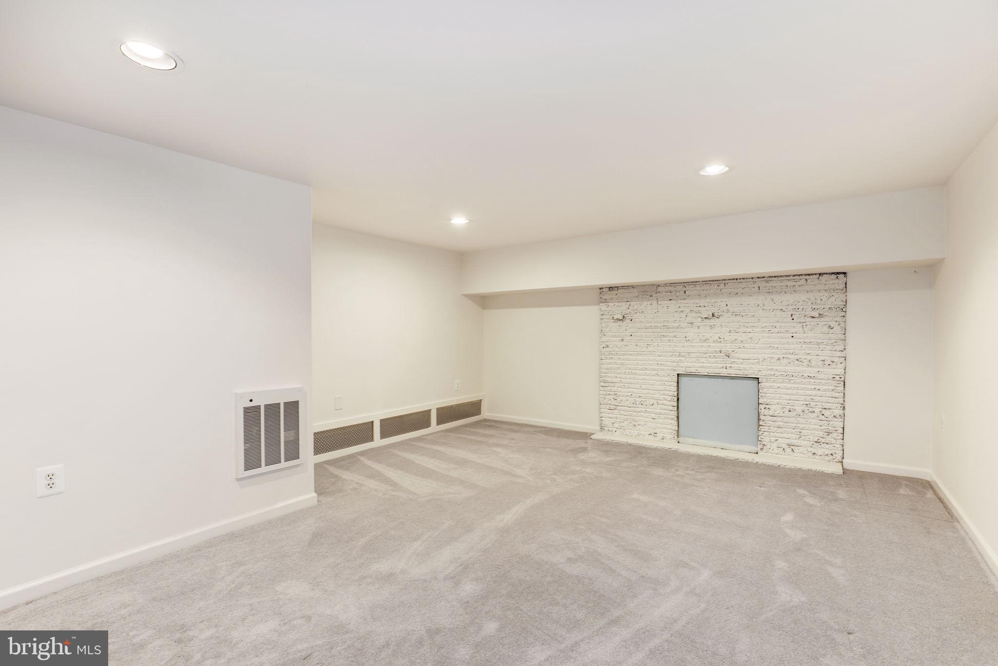 910 E F St