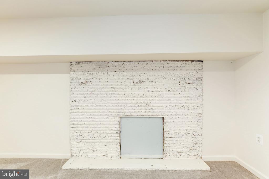 910 E F St