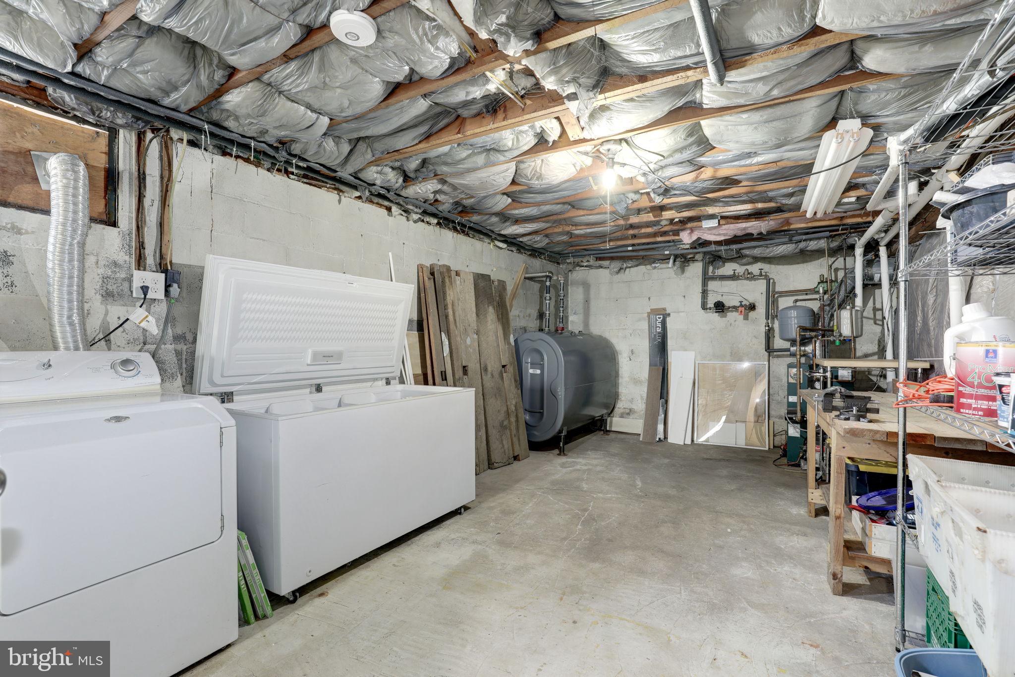910 E F St