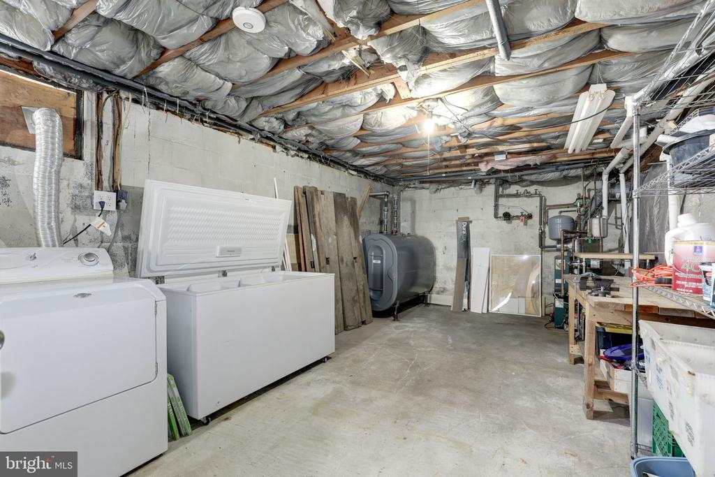 910 E F St