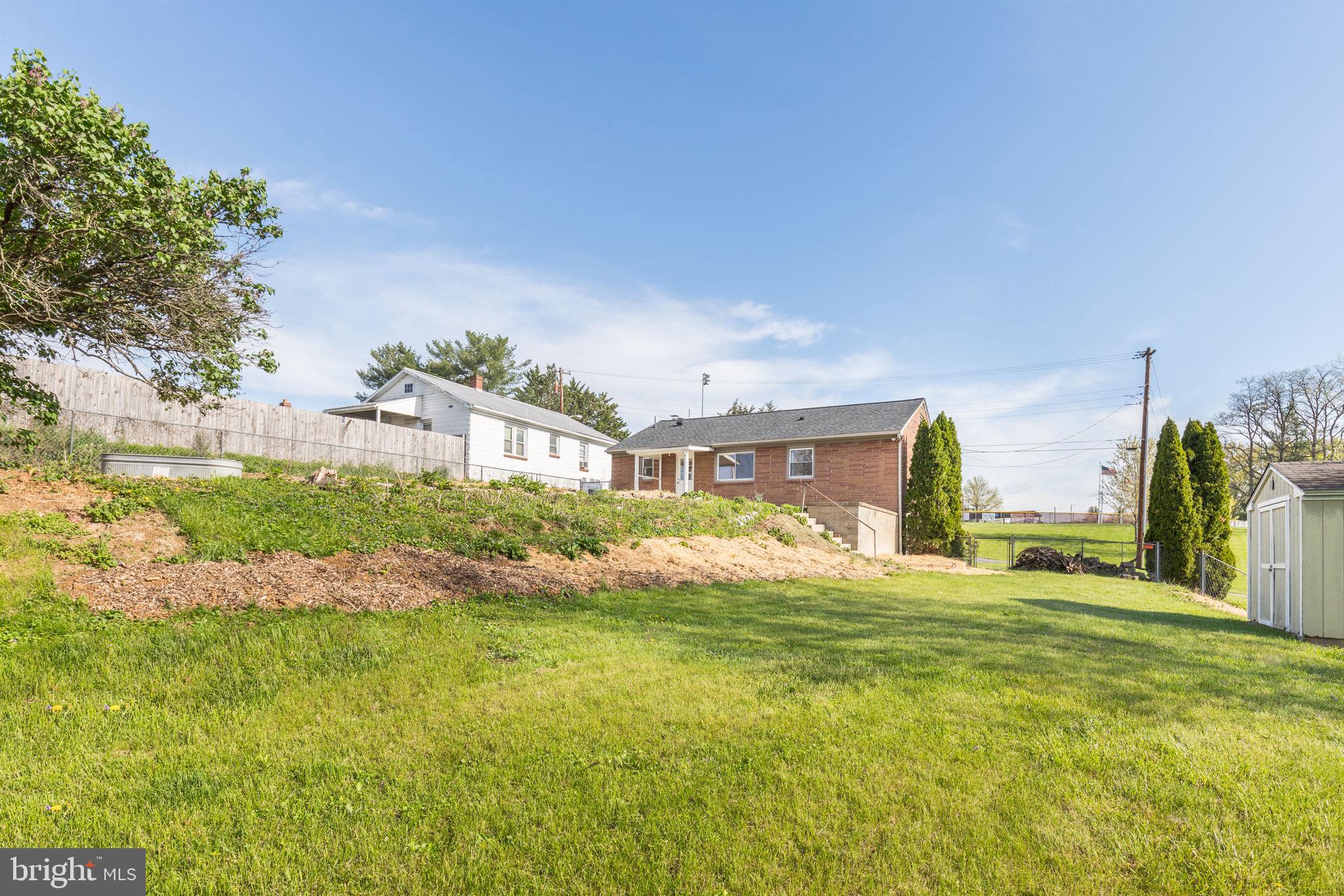 910 E F St